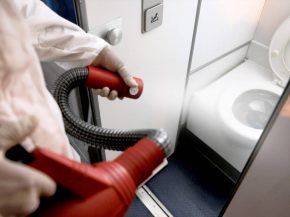 
Le nettoyage des toilettes des avions de ligne est un processus rigoureux et systématique qui est réalisé pour garantir la pro