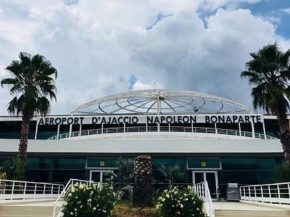 
La Corse tente un pari inédit : subventionner 250 000 billets d’avion pour relancer son tourisme hors saison. À partir d