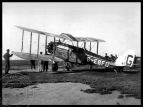 
Histoire de l’aviation – 1er octobre 1926. De nombreuses personnes ont fait le déplacement jusqu’au bord de la Tamise à 
