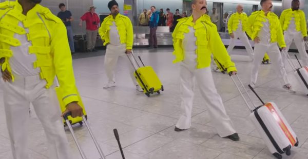 C est en dansant sur l air de  I want to break free  que des bagagistes de l aéroport de Londres-Heathrow ont rendu hommage à Fr