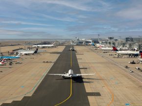 
En février 2026, l’aéroport de Francfort est resté quasi stable à 3,9 millions de passagers, un niveau similaire à celui