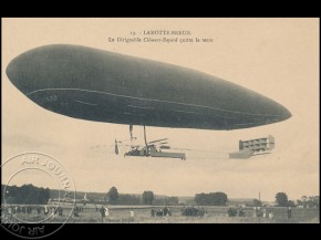 
Histoire de l’aviation – 16 octobre 1910. C’est à bord d’un ballon dirigeable que les pilotes MM. Baudry et Leprince c