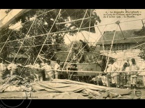 


Histoire de l’aviation – 6 juillet 1905. L’équipage constitué du pilote M. Juchmès, du mécanicien M. Rey et du capi