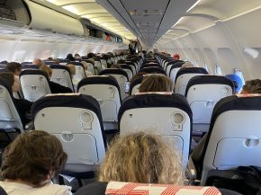 Respect de la distanciation sociale à bord avec un siège inoccupé entre deux passagers, au prix d un billet d avion plus cher ?