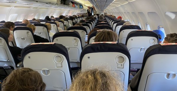 Respect de la distanciation sociale à bord avec un siège inoccupé entre deux passagers, au prix d un billet d avion plus cher ?