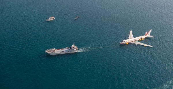 Les employés du parc aquatique Dive Bahrain ont coulé le 10 juin un Boeing 747 dans le Golfe persique pour en faire un récif ar