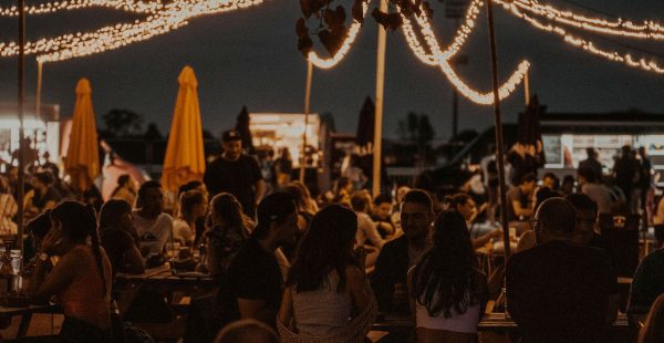 
Après trois saisons à l’Hippodrome de La Cépière, la guinguette Poney Club va faire vibrer les Toulousains près des pistes