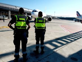 
A l arrivée dans les aéroports internationaux de France, les douaniers saisissent chaque semaine des centaines de kilogrammes d