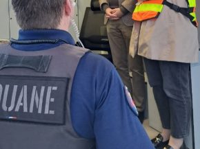 
A l’arrivée dans un aéroport français, tout voyageur peut être soumis à un contrôle douanier. Bien connaître les règles