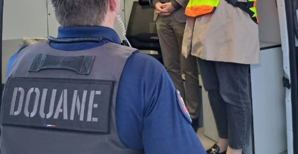
A l’arrivée dans un aéroport français, tout voyageur peut être soumis à un contrôle douanier. Bien connaître les règles