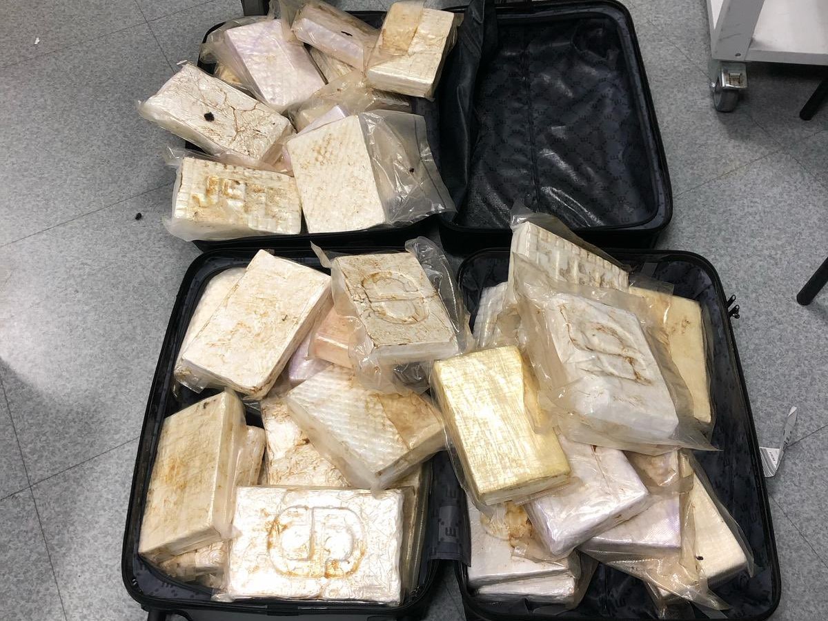 Valises détournées, contrôles contournés : réseaux de trafic de drogue démantelés à Paris-CDG et Barcelone 