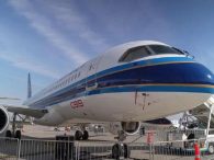 
Comac devrait manquer largement ses objectifs de livraisons de C919 en 2025, illustrant ses difficultés à industrialiser son mo