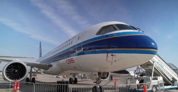 
Comac devrait manquer largement ses objectifs de livraisons de C919 en 2025, illustrant ses difficultés à industrialiser son mo