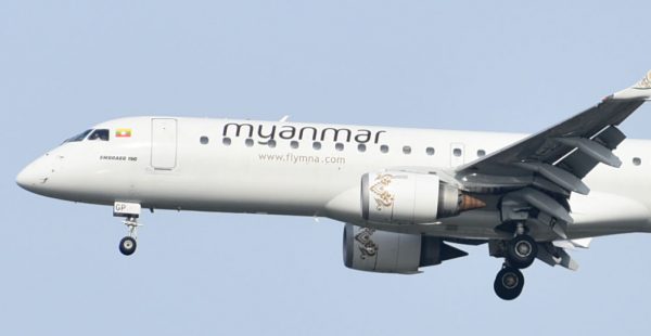 Ce dimanche, l équipage d un Embraer 190 de la compagnie birmane Myanmar Airlines a réussi à poser au sol l avion sans train d 
