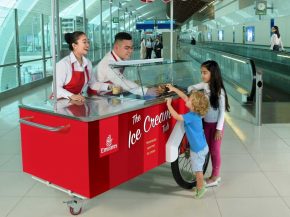 Tout au long d l été, Emirates sert gratuitement des glaces à l’ensemble de ses clients à l’aéroport international de Dub