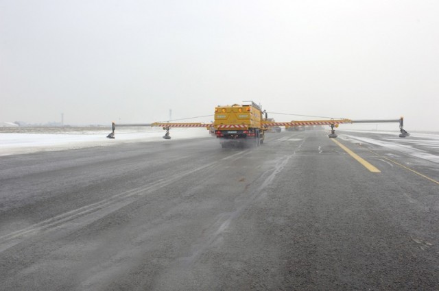 air-journal engins epandeur de formiate maintenance degivrage aeroport adp neige hiver