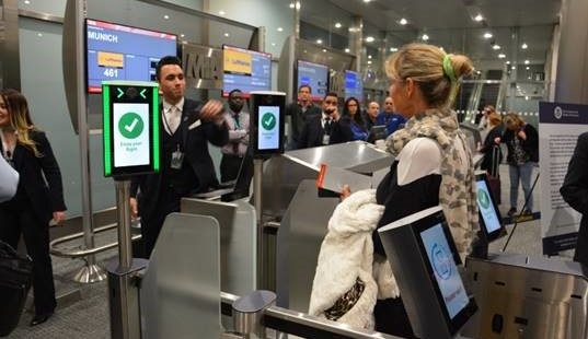 Grâce à une technologie biométrique développée par SITA pour l’enregistrement, les passagers en provenance de l’aéroport