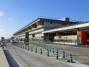 
Vingt-quatre heures après avoir été mis à l’arrêt à cause des cendres dégagées par le volcan Cumbre Vieja, l’aéropor