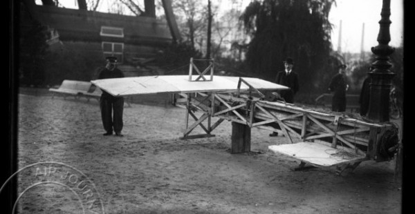 
Histoire de l’aviation – 15 septembre 1913. De nombreux curieux ont les yeux rivés sur la tour Eiffel en ce lundi 15 septemb