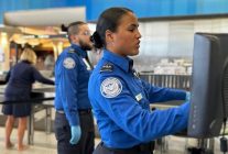 
Aux États-Unis, les voyageurs risquent de voir leurs déplacements aériens perturbés dans les prochaines jours. Le Départemen