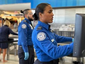 
Aux États-Unis, les voyageurs risquent de voir leurs déplacements aériens perturbés dans les prochaines jours. Le Départemen