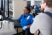 
Un homme de 25 ans a réussi à embarquer sur un vol United Airlines entre Houston et Los Angeles avec une fausse carte d’embar