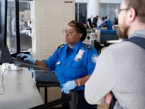 
Un homme de 25 ans a réussi à embarquer sur un vol United Airlines entre Houston et Los Angeles avec une fausse carte d’embar