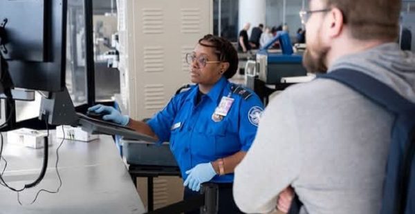 
Un homme de 25 ans a réussi à embarquer sur un vol United Airlines entre Houston et Los Angeles avec une fausse carte d’embar