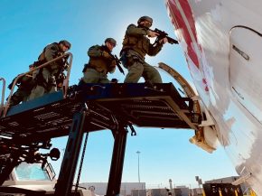 
Aux États-Unis, la montée des opérations de l’Immigration and Customs Enforcement (ICE) dans les aéroports inquiète les sy