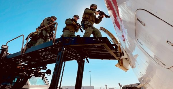 
Aux États-Unis, la montée des opérations de l’Immigration and Customs Enforcement (ICE) dans les aéroports inquiète les sy