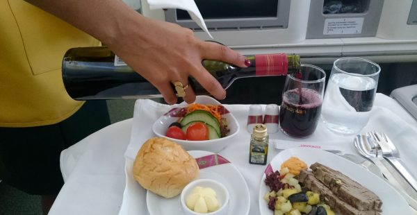 
Lorsque vous voyagez en avion, il est essentiel de faire des choix alimentaires judicieux pour éviter tout inconfort ou problèm