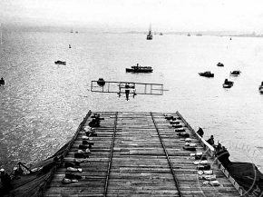 
Histoire de l’aviation – 18 janvier 1911. En ce mercredi 18 janvier 1911, un nouvel exploit aéronaval est réalisé par le