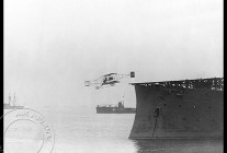 
Histoire de l’aviation – 14 novembre 1910. C’est un aviateur civil, Eugene Ely, de nationalité américaine, qui est au cœ