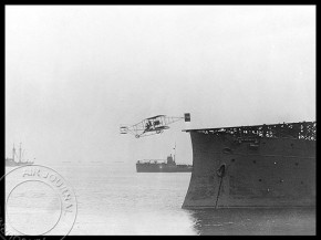 
Histoire de l’aviation – 14 novembre 1910. C’est un aviateur civil, Eugene Ely, de nationalité américaine, qui est au cœ