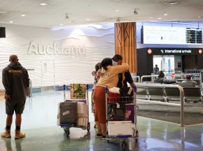 
L aéroport international d Auckland a enregistré une deuxième année consécutive de pertes, mais a déclaré qu il renouerait