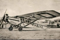 
Histoire de l’aviation – 22 février 1933. Aux côtés notamment du mécanicien Marsot, l’aviateur de nationalité franç