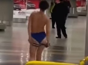 On peut dire que l on aura tout vu dans un aéroport : une jeune femme s est complètement dénudée, lundi dernier, au niveau des