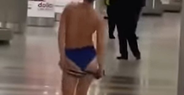 On peut dire que l on aura tout vu dans un aéroport : une jeune femme s est complètement dénudée, lundi dernier, au niveau des