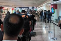 
  Arrivés à l’aéroport de Bruxelles (BRU) le jeudi 24 septembre à 7h15, nous étions dans la file d’attente pour les pas