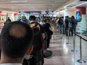 
  Arrivés à l’aéroport de Bruxelles (BRU) le jeudi 24 septembre à 7h15, nous étions dans la file d’attente pour les pas