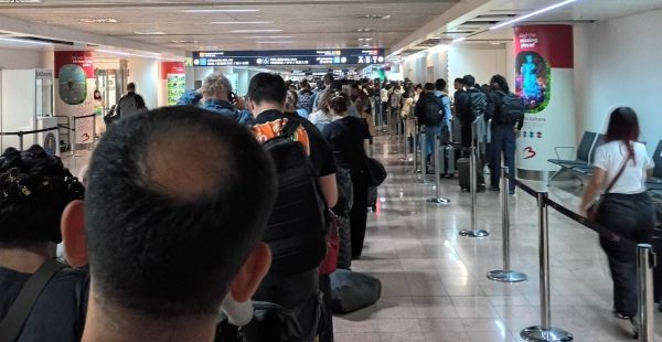 
  Arrivés à l’aéroport de Bruxelles (BRU) le jeudi 24 septembre à 7h15, nous étions dans la file d’attente pour les pas