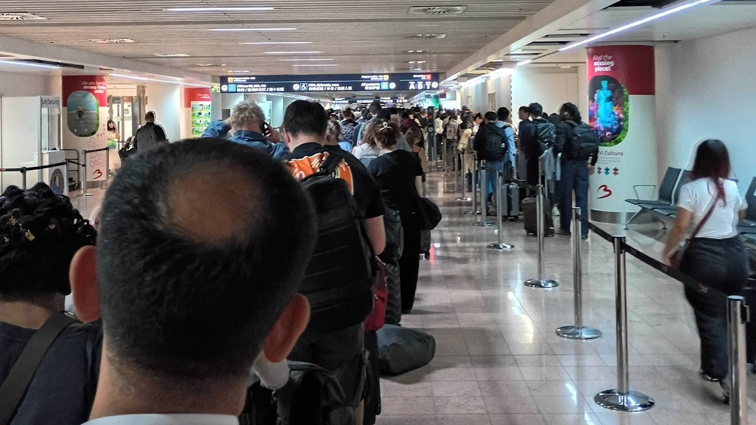 Contrôles EES : près de cinq heures d’attente signalées à Bruxelles, des difficultés persistent ailleurs en Europe