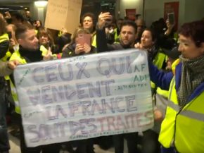 Hier après-midi, environ 150 Gilets Jaunes ont manifesté une heure durant dans le terminal 1 de l’aéroport parisien Roissy-Ch