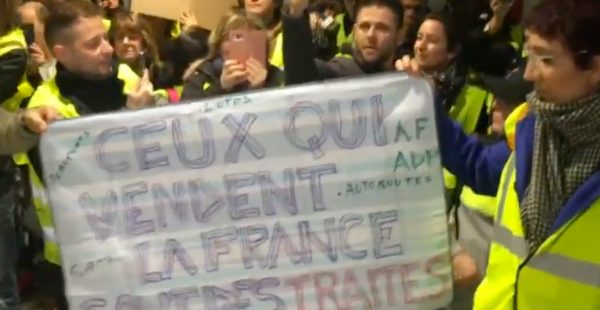 Hier après-midi, environ 150 Gilets Jaunes ont manifesté une heure durant dans le terminal 1 de l’aéroport parisien Roissy-Ch