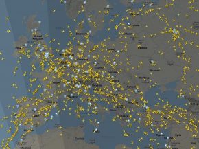 
Flightradar24 est un service en ligne qui permet de suivre en temps réel le mouvement des avions dans le monde entier. Son fonct