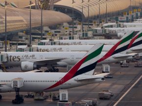 
Les autorités des Émirats arabes unis ont adressé un avertissement ferme aux voyageurs transitant par l’aéroport internatio