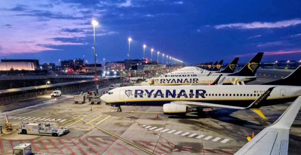 
Ryanair va tailler dans ses capacités en Belgique à l’hiver 2026‑2027, avec un retrait d’un million de sièges, de cinq a