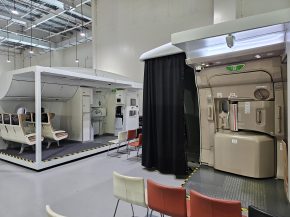 
En France, plusieurs écoles et centres de formation spécialisés préparent les candidats à devenir hôtesses de l air et stew