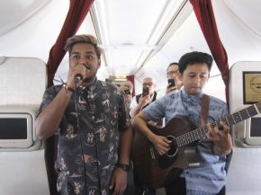 La compagnie nationale indonésienne Garuda Indonesia a commencé à organiser des concerts acoustiques en plein vol pour séduire