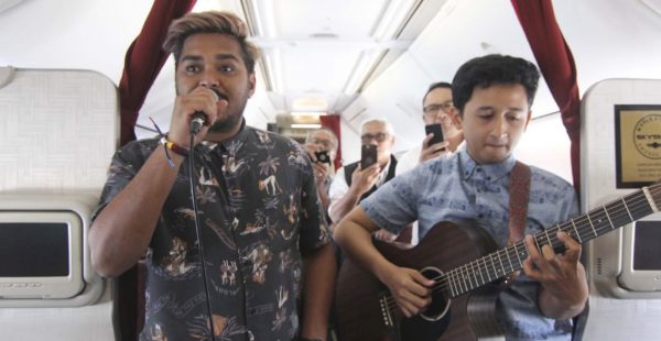 La compagnie nationale indonésienne Garuda Indonesia a commencé à organiser des concerts acoustiques en plein vol pour séduire